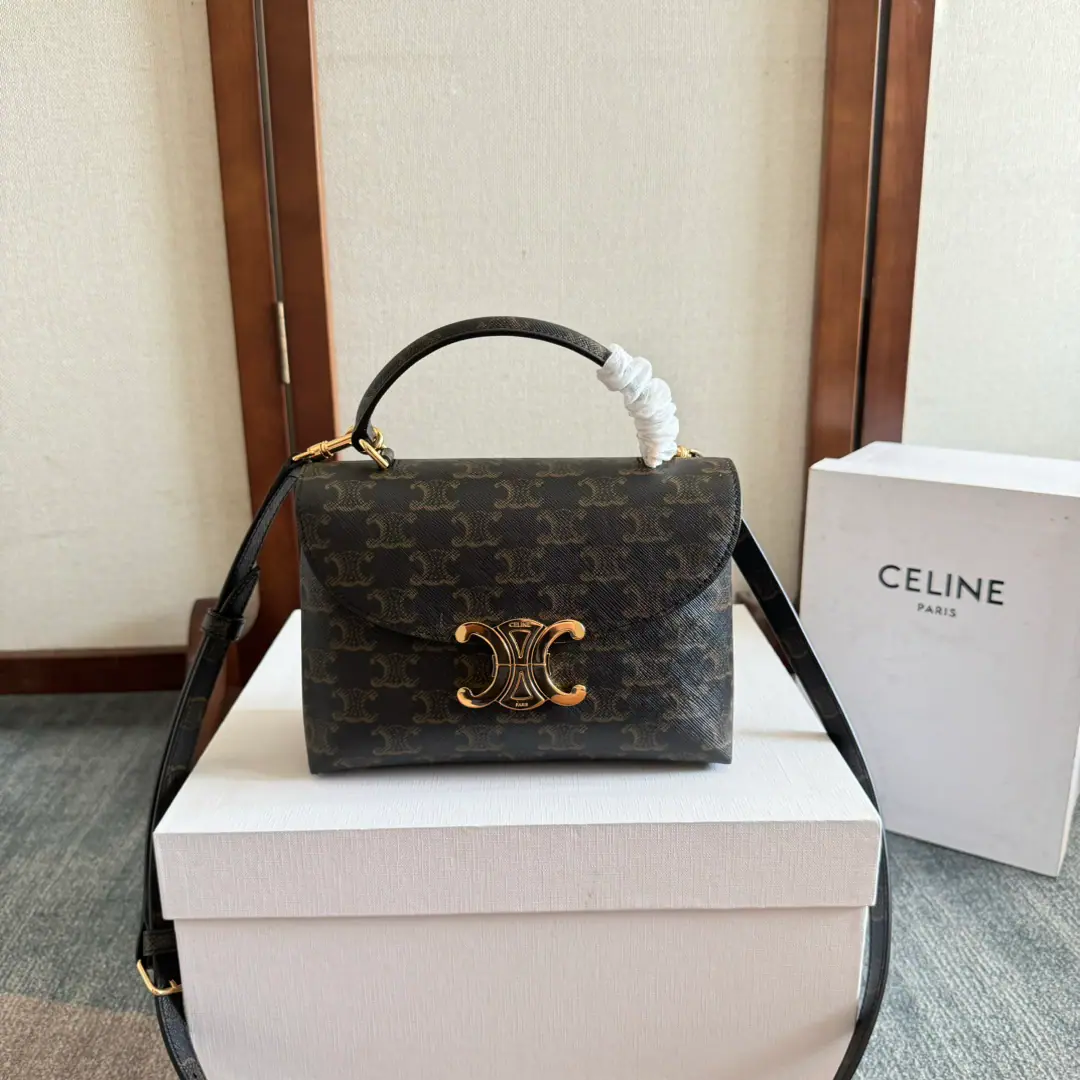 New items online.🅰️CEThe Triad Gate.kellyHandbag.👜 New swing door bag collection. It's all about the high sense of excellence.！ A simple contours. ♪ For a steady black ♪ A low-key brown classic of old flowers. Wait.…It's all about the incredible quality of the world.❤️ kellyThe classic line is simple and generous. No extra decoration. It's all about beauty.🫶🏻 Paragraph: 118113 Dimensions: 20.5x13x8（Prefixed packaging）