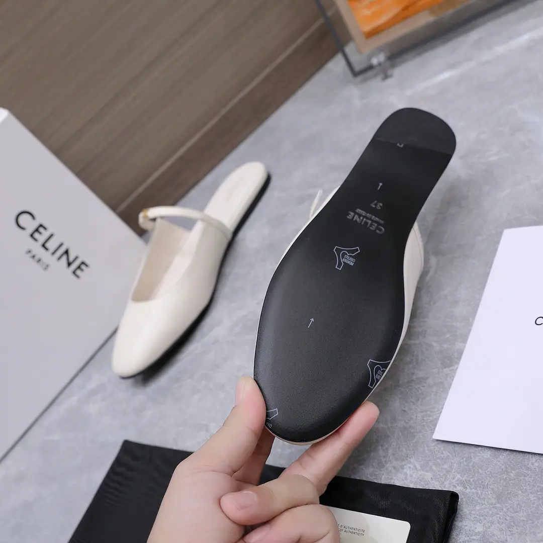 Celine/Céline.26WFNew Pony-Royman Mary Jane. When the lazy tunes of the left bank of Paris collid with the sexual tide The shoe body soul is a symbol of the symbolic triumphant door. The line is sharp and the Paris roundabout is in a state of arguably indignity. Clear and uncool. It's all in the same shape as the shoe. Every detail is hidden.CELINEThe end of the century. This symbol was never a show-off label. It's a silent declaration of the female independence of the modern age. "...to write about the grace and self-respect of the present-day woman." Let every step become a gentle encounter of French romance.. The fabric is custom-made for cattle skin., Cowboy. The inside feet are all sheep's skin. Italian imports are so thick. size: 35-39（40/41/42Custom）