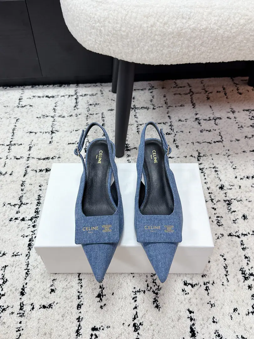 CELINECéline. 26/ The cat at the ring door and the shoe on the front of the business card are empty. It's a very high quality.！The shoe.“Metal Monk”It's a perfect design., I've got brand recognition., And you put French laziness and skill together again., The back belt is too thin to see the ankles.～ The stumps are so good with their feet., The kittens and the walk are steady., Telecommuting, You can wear it on a date.. With the black suit?“The city elite.”, And I'm changing my dress.“French-style atmosphere.”, It's not shoes that feel like they're stepping on their feet., It's a high-level sensor.！Every step is like spreading.“I'm a very expensive girl but I'm a very good match.”Signals from the #, Who can deny that?～I'm not sure what I'm talking about.CELINEMetal logo decoration, Low profile and brand recognition., They're branded in the shoes.. The flat-floor design is combined with soft leather., It's a combination of comfort and everyday reality., It's for commute., A lot of things like leisure.. ✔️Shoe.: Lamb skin./Cowboy. ✔️Uchi.: Lamb skin. ✔️Shoes under the sole.: Italy is a big-ass country. ✔️Codes: #35-40（40I'll make sure I don't change it.）