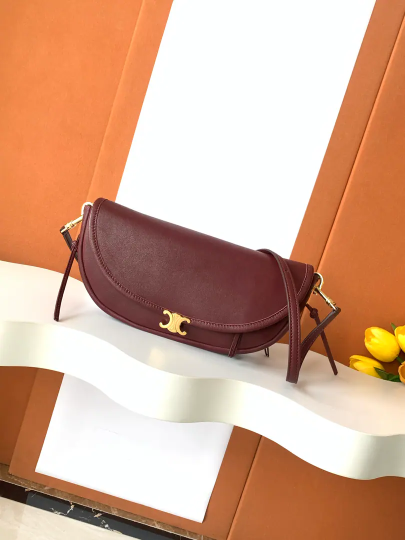 CE Halfmoon Half a moon bag.🛍️miniHere we go.✅ Import of sheep skin,, MarkerTriompheMagnetic buttons are micromed., I'm going to be more internalized.. Two packages.——FlipBesace& ArcHalf Moon, It's a little bit of a ego., Full package📦 Paragraph: 103778 Dimensions: 25*13*5