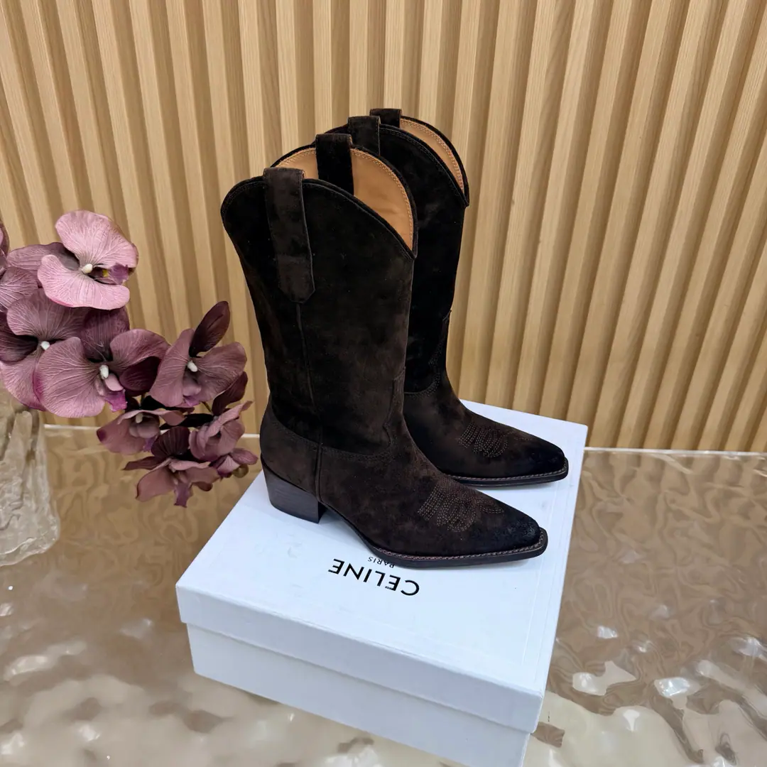 2026The cabinet is synchronized with the new money in autumn and winter. Celine｜Céline.26Autumn and new Pitchey. Bold West cowboy Martin boots.！ Top Version⚠️Niu Kyung. Bullskins. The upper foot is super handsome. It's super cool.！You're not so bad at all.. With jeans, you're a great guy.🔥It's definitely a single piece of fire this fall and winter.！ Material Skins for shoes./Bullskins. The insides are all sheep's skin. The original is really a big one. Size: 35-41 （40, 41, 42Custom）