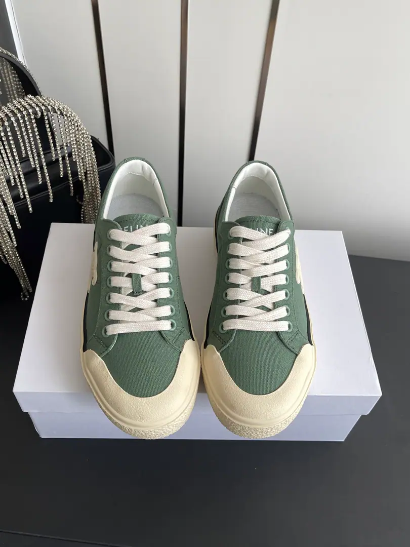 🏧𝗖𝗘𝗟𝗜𝗡𝗘The Celene logo is wearing leisure shoes. Simple and comfortable., Clean., Increase your legs., New canvas shoes.！It's either single or with broad legs., High Street is working together again.CELINEGirls💃🏽 Codes: 35-41（40 41Make a reservation.）