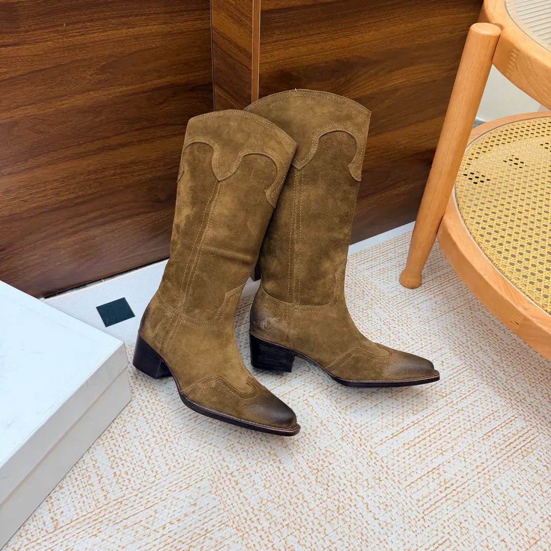 2026The cabinet is synchronized with the new money in autumn and winter. Celine｜Céline.26Autumn and new Pitchey. Bold West cowboy Martin boots.！ Top Version Niu Kyung. Bullskins. The upper foot is super handsome. It's super cool.！You're not so bad at all.. With jeans, you're a great guy.🔥It's definitely a single piece of fire this fall and winter.！ Material Skins for shoes./Bullskins. The insides are all sheep's skin. The original is really a big one. Size: 35-41 （40, 41, 42Custom）