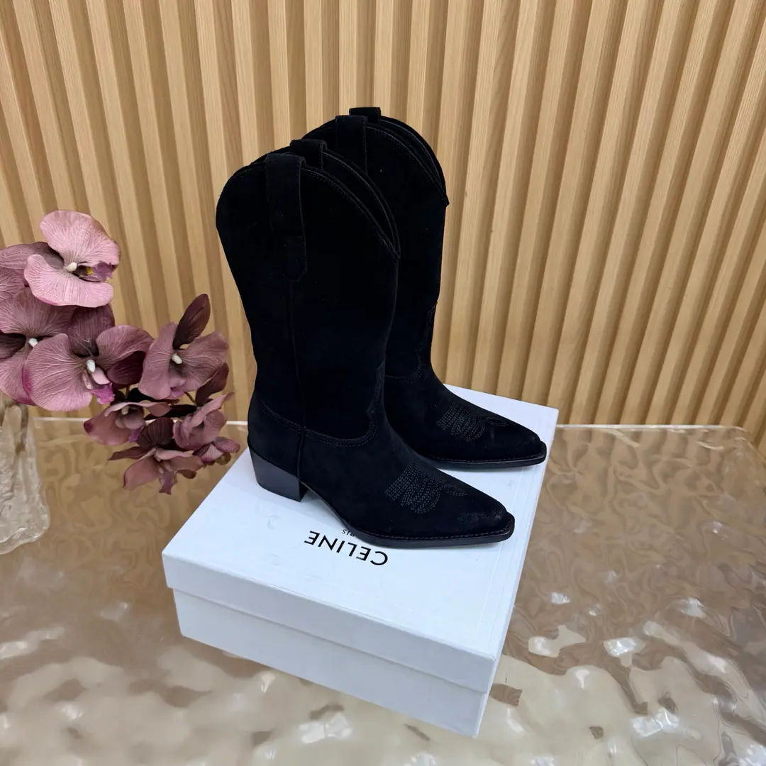2026The cabinet is synchronized with the new money in autumn and winter. Celine｜Céline.26Autumn and new Pitchey. Bold West cowboy Martin boots.！ Top Version⚠️Niu Kyung. Bullskins. The upper foot is super handsome. It's super cool.！You're not so bad at all.. With jeans, you're a great guy.🔥It's definitely a single piece of fire this fall and winter.！ Material Skins for shoes./Bullskins. The insides are all sheep's skin. The original is really a big one. Size: 35-41 （40, 41, 42Custom）