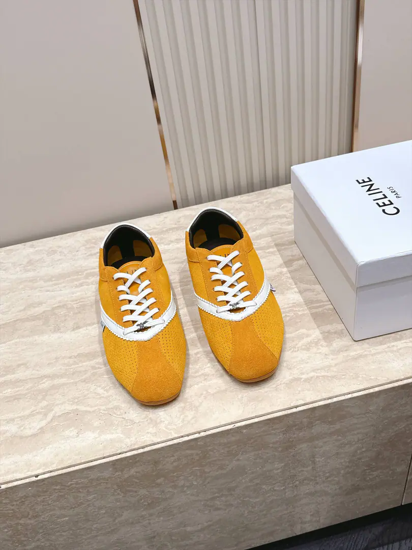 Celine Céline. 26Latest A gumpty shoe. Sports shoes These are street shoes., The continuation of the classic design is very good. This shoe has its own unique design., ♪ Slender and single-minded ♪, Don't make a single., It's so cozy with your feet. We'll need a hundred for the season. The shoe face is a velvet face. Inside, inside, inside the sheep's skin. Original Base size: 35-40