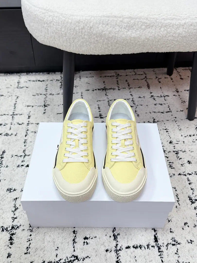 Celin* 26/ Spring and summer, fresh and old, leisure shoes. These old leisure shoes., And you're wearing a very simple French laziness., A nice, easy shoe line., Combining branding labels, The touch of the genre can be seen without a snub., It's easy to wear a great mood without any effort., Low profile and expensive.. The mix is full., We'll go with the jeans., Sports pants., Easy locks, loose daily clothes.. With a pair of fast suit pants., Straight-song pants., You can be a little more flexible.. ✔️Fabulous.: Original canvas ✔️Uchi.: Bri. ✔️Otsumi!: Rubber Bottom ✔️size: 35-41Code（40, 41Code custom is not to be changed）