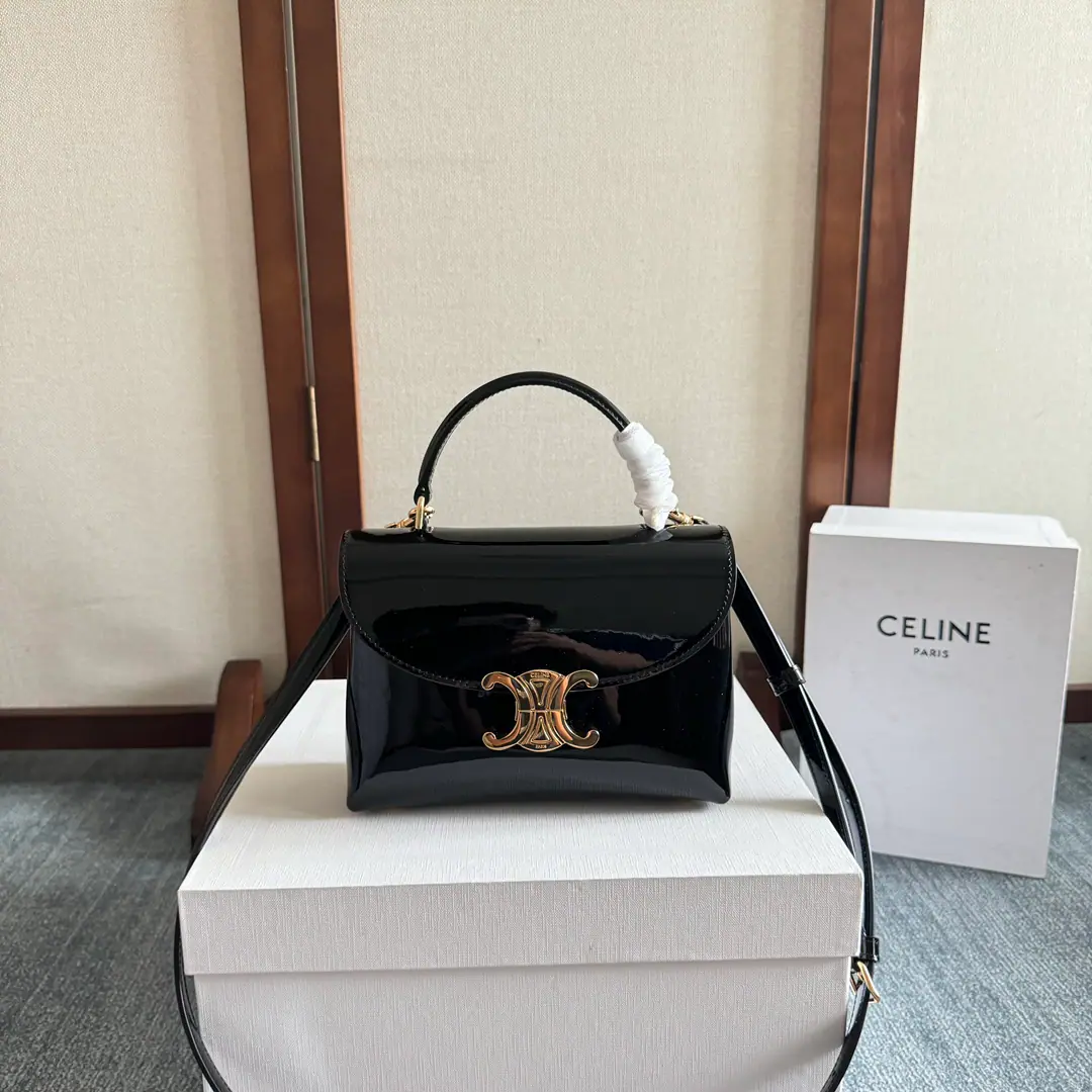 New items online.🅰️CEThe Triad Gate.kellyHandbag.👜 New swing door bag collection. It's all about the high sense of excellence.！ A simple contours. ♪ For a steady black ♪ A low-key brown classic of old flowers. Wait.…It's all about the incredible quality of the world.❤️ kellyThe classic line is simple and generous. No extra decoration. It's all about beauty.🫶🏻 Paragraph: 118113 Dimensions: 20.5x13x8（Prefixed packaging）