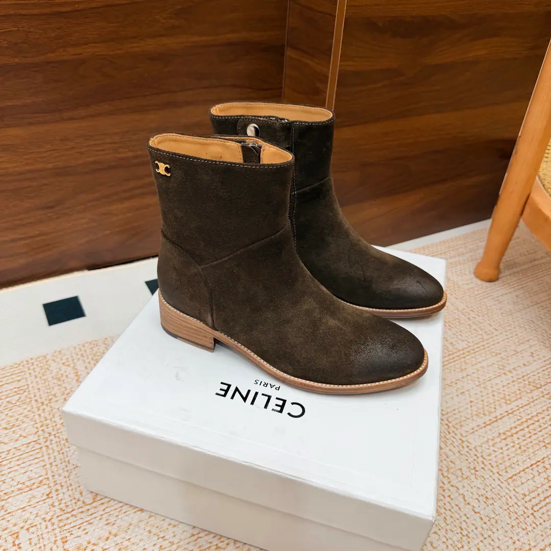 2026The cabinet is synchronized with the new money in autumn and winter. Celine｜Céline.26Autumn and new Pitchey. Bold West cowboy Martin boots.！ Top Version⚠️Niu Kyung. Bullskins. The upper foot is super handsome. It's super cool.！You're not so bad at all.. With jeans, you're a great guy.🔥It's definitely a single piece of fire this fall and winter.！ Material Skins for shoes./Bullskins. The insides are all sheep's skin. The original is really a big one. Size: 35-41 （40, 41, 42Custom）