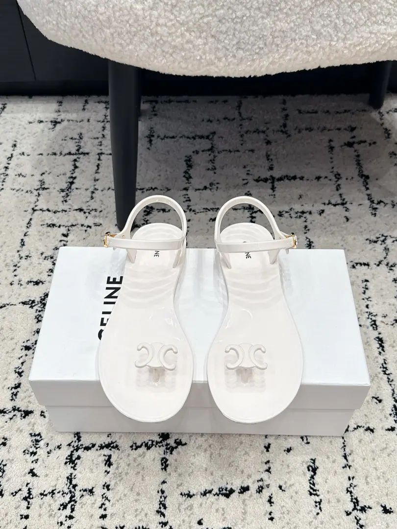 Celine Céline. 26/ Newly made-up gelatin and sandals. The French laxity is perfectly integrated with the ancient classics., To be a fashion stand-alone in summer.. SoftPVCJell-O material Soft-ball-legged, Waterproofing. It's a combination of face and reality.. Marked Triumph Gate Decoration Pointing Footplace, Low profile luxury. Brand recognition.. ✔️size: 35-40（40I'll make sure I don't change it.）