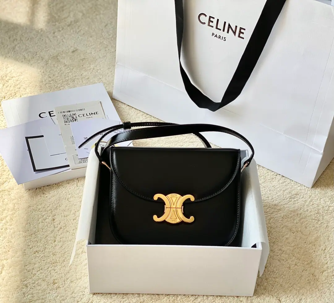 CELINE2022New items online. Hot bag recommended.｜The early autumn series has launched a new saddle this season., Circle Render➕Classic swing door button metal., It's a continuation of the old classic.！The upper body is so leisurely and fashionable. And a very highly recommended one.！♪ And blended delicately into the stylized shape of the sign, To create a charming French expression. A full sense of excellence., You can fit all kinds of clothes at your disposal. It's a real gift.！ Paragraph: 110413 Dimensions: 18.5*6*16