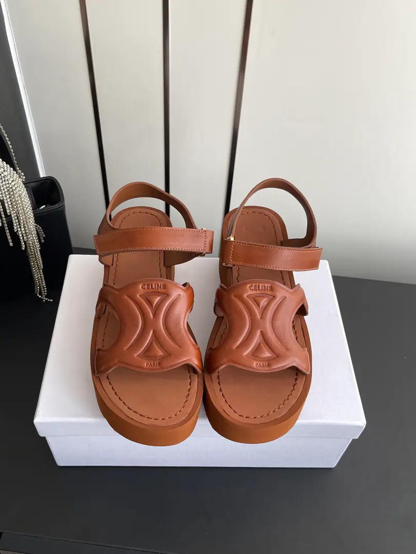 🏧𝗖𝗘𝗟𝗜𝗡𝗘 The new Céline's stumping door is thick and sandals. A magic with a high-level looseness and sandals., It's a summer-time atmosphere.. A sharp line with a logo design., Bring your own recognition., A simple, sophisticated French style.. It's a combination of super-suitability., Whatever you're wearing with your spare pants., Cowboy shorts or all the dresses., You can wear casual and fashionable feelings., Daily commute, Out-of-town date., You can take a short trip.holdStay.. ♪ To be comfortable and uninfuriated ♪, Magic is designed to relax freely., It's a good-footed, no-footy type., You won't be tired if you wear it long., The comfort is straight up.. Shoes are in order., Simple and qualified., It's a good sense of excellence in the low profile.. Shoe.: Oxy-ray cow skin. Uchi.: Lamb skin. Otsumi!: Original Bubble Bottom He's tall.: 6cm Codes: 35-40（40Make a reservation.）