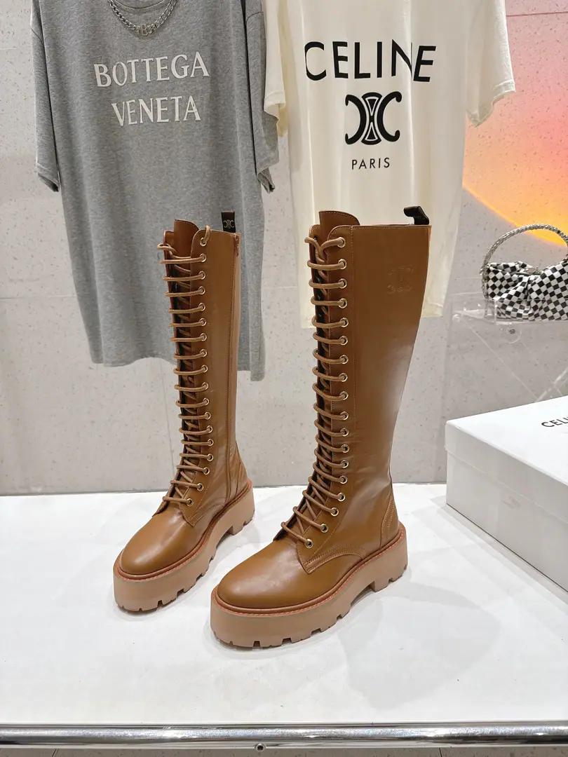 🏧𝗖𝗘𝗟𝗜𝗡𝗘/Céline. Autumn and winter are so handsome, with boots and boots and knight boots. The ancient Janey is a fashionable man. The upper feet are so cozy.！Low profile short-forms, It's a super-cool look with a little retro., I'm a little light on my feet., To create a variety of ways of wearing it. Import of waxed calf skin material in original version Uchi./The silk cow skins are chosen by the best. Original version to open+Real leather. Size35-42 [40.41.42Make a reservation.]