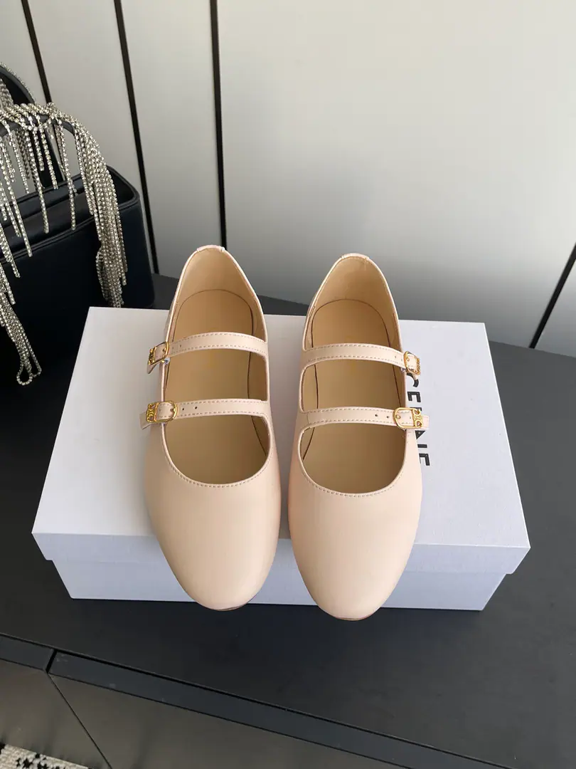🏧𝗖𝗘𝗟𝗜𝗡𝗘Céline's newest. Les One pair of shoes with Mary Jane. Top Series Mary Jane's shoes are simple and comfortable., Clean., Increase your legs., It's either single or with broad legs., High Street and the ancients. Let's do it together.CELINEGirls Shoe.: Leopard horse hair./Bullskins. Uchi.: In the sheep's skin. Otsumi!: - That's a real shoe. Codes: 35-41 [40.41Do it.]
