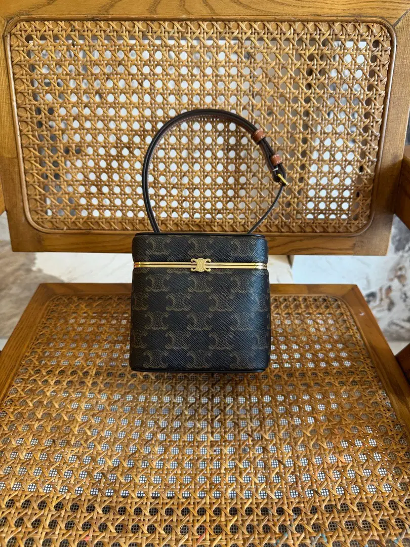 . TRIOMPHE FRAMESmall pocket. Product Information 4.9 X 4.9 X 4.9Inches（12.5 X 12.5 X 12.5centimetres） Little sheep leather. In the leather line. Gold-faced. Handheld, Hand., ♪ Shoulder ♪ TRIOMPHEMetal-based sensitivity locks 1Main partition. 1A interior comb. Regable shoulder belt, Minimum length6.69Inches（17centimetres）, Maximum length12.2Inches（31centimetres）