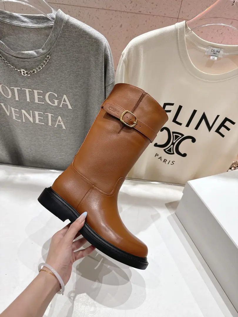 🏧𝗖𝗘𝗟𝗜𝗡𝗘/Céline. Autumn and winter money.12Nice, English-winded medium boots, boots, boots. The ancient Janey is a fashionable man. The upper feet are so cozy.！Low profile short-forms, It's a super-cool look with a little retro., I'm a little light on my feet., To create a variety of ways of wearing it.. The original is waxed cow skin. Uchi./Skins of silk and cow. Original version to open+Real leather. Codes35-40 [40Make a reservation.]