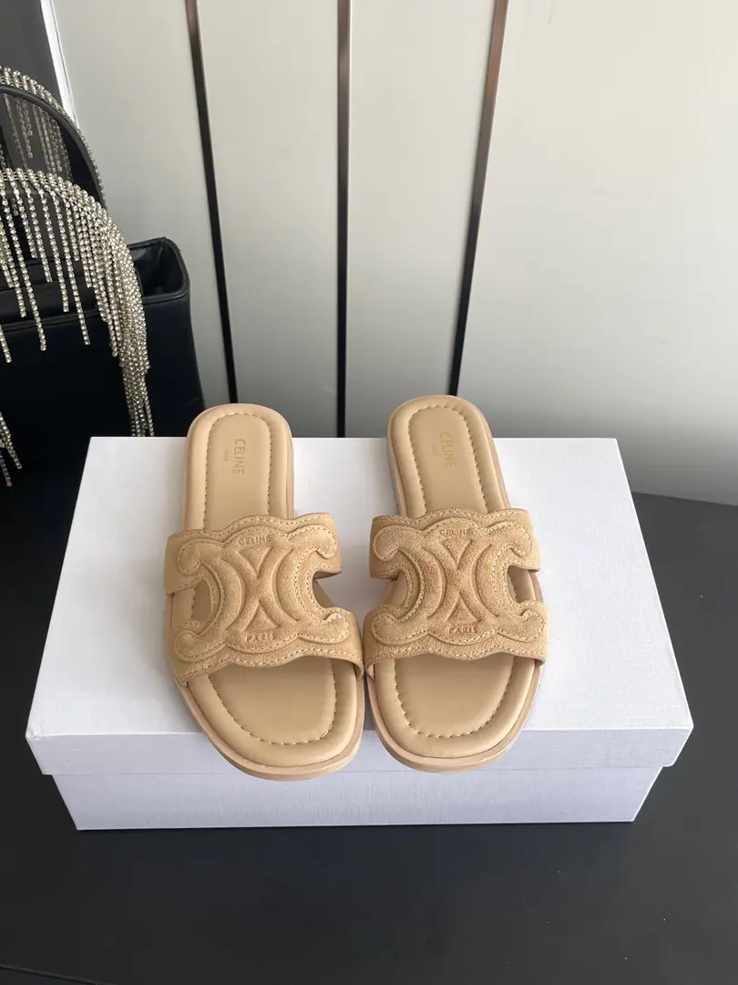 🏧𝗖𝗘𝗟𝗜𝗡𝗘The new Céline. Top Quality The Triad door is a drag. Shoes on the face of a goat. The inside of the cow. The original is really a big one. Codes35-41（40 41Make a reservation.）