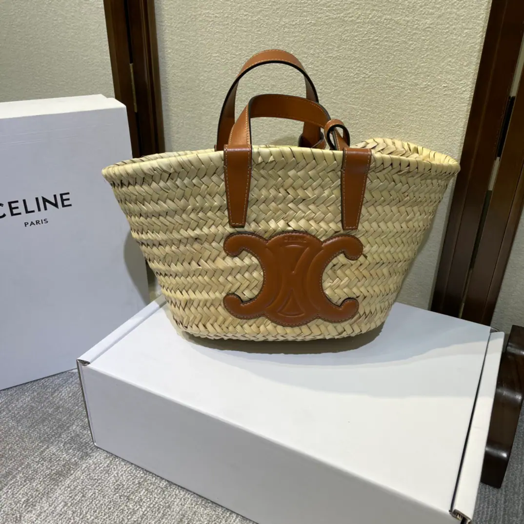 2022Spring and summer weeds.TEEN TRIOMPHE CLASSICPalm leaf leather bag. ANIS 7 X 8 X 4Inches(19 X 20 X 10centimetres) Palm leaves., The cattle leather bag. A leather back or a handheld. Paragraph: 194002