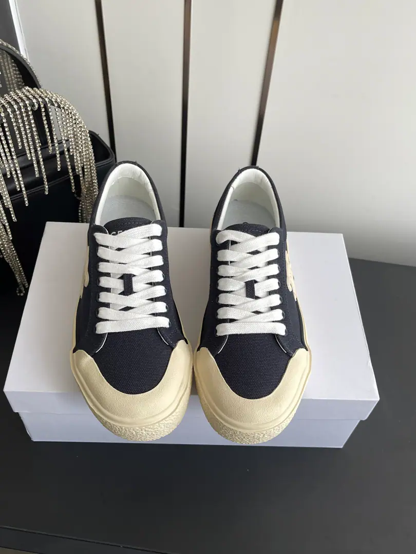 🏧𝗖𝗘𝗟𝗜𝗡𝗘The Celene logo is wearing leisure shoes. Simple and comfortable., Clean., Increase your legs., New canvas shoes.！It's either single or with broad legs., High Street is working together again.CELINEGirls💃🏽 Codes: 35-41（40 41Make a reservation.）