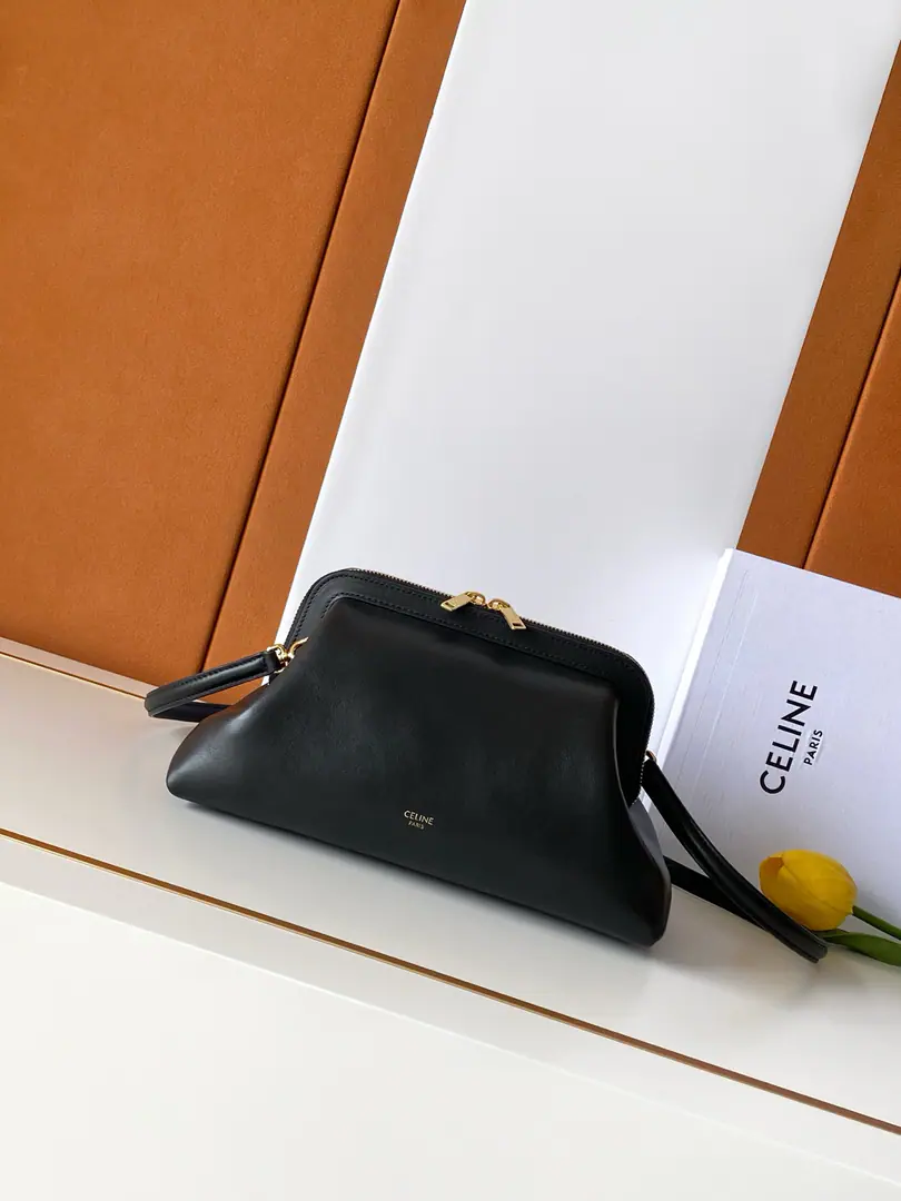 New items are here.✅🅰️🅰️CE DOCTOR POUCHThe trumpeter's got the bag.. A classic oral design to see the ancient senses., All steel hardware., The original cow skin., Full package📦Every detail is French graceful., It's the never-ending quality of the closet. Paragraph: N3 Dimensions: 27.5*15*14