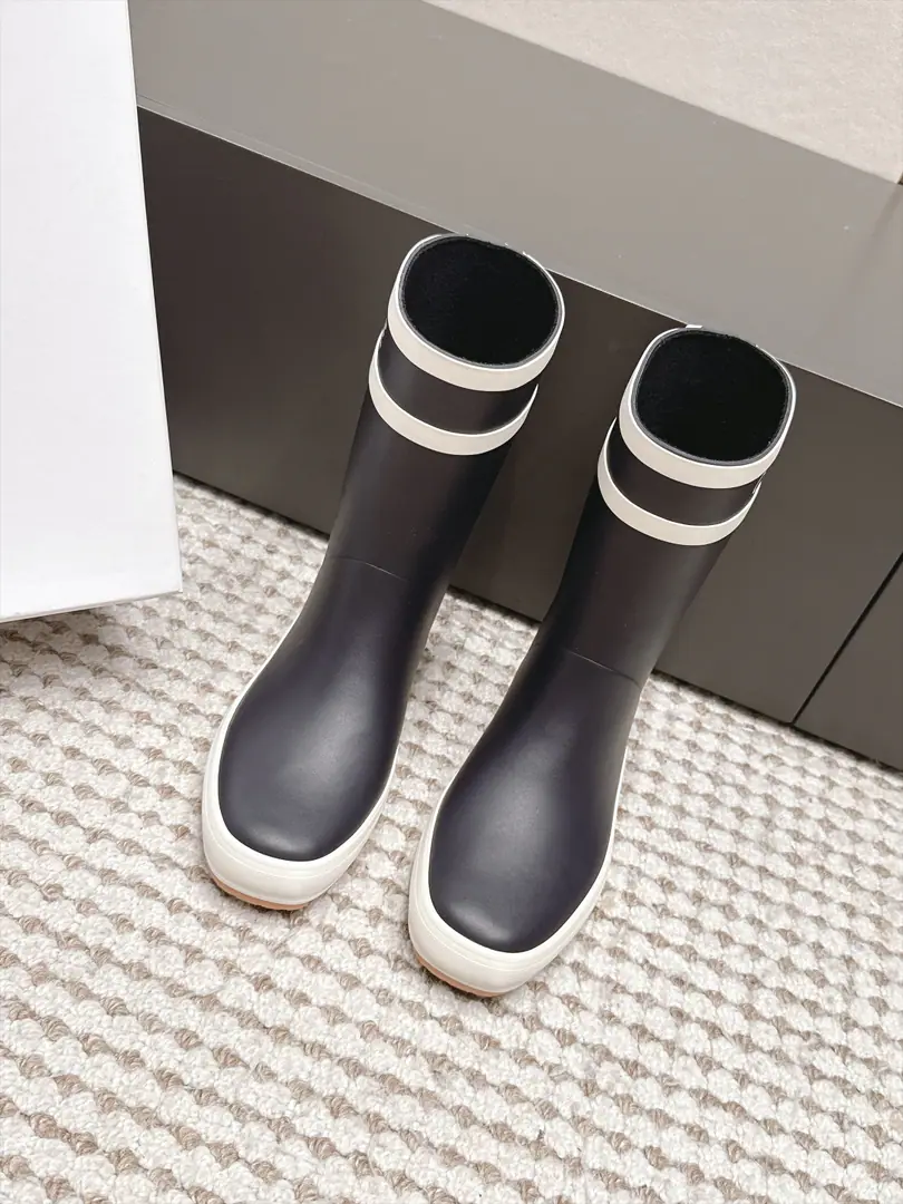 Requisition level Celine 26/ New flat boots, boots. A self-portrait with a light and luxurious feeling on the streets., Round-headed shoes with smooth flow, The boots are made of a colored white side design., The front is marked with a good-looking letter., It's two boots, two boots, two high and medium., Straight boots line is straight., Take off your boots., Foot-like tolerance is high, No thick legs.. The classic pure black colored atmosphere is simple., Most of the clothes in the closet fit., Men and women can ride easily.. It's a combination of water-proofing and fashionable properties., Want a pair of color values online, ♪ And put on the rain boots ♪, This is a straight-spray shower boots that are just needed for daily travel.. Shoe.: Rubber Uchi.: Brush Otsumi!: TPUOtsumi! size: 35-41（40 41Custom without re-offer）