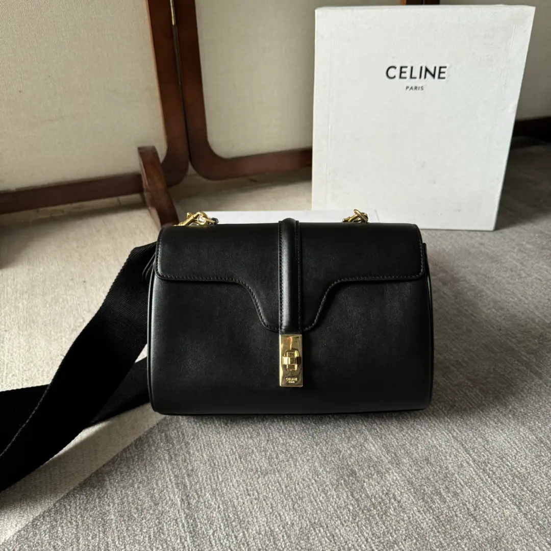 CELINE TEEN SOFT16 2021Next is a nice series." And then we'll remove the wrist and add a sense of youth and fashion., Very.HediRebel street winds, That's the combination of the past.celineJane's cold and he's a little old for leisure., The French Romantic class.！ The whole thing is full of cow skin., Slash and shoulder. Rotate lock buttons open 2An inner layer. Inner zippers pocket. The straps are long and undryable.52centimetres Paragraph: 196853Brown brown. Dimensions: 23 X 15 X 9centimetres(Prefixed packaging)