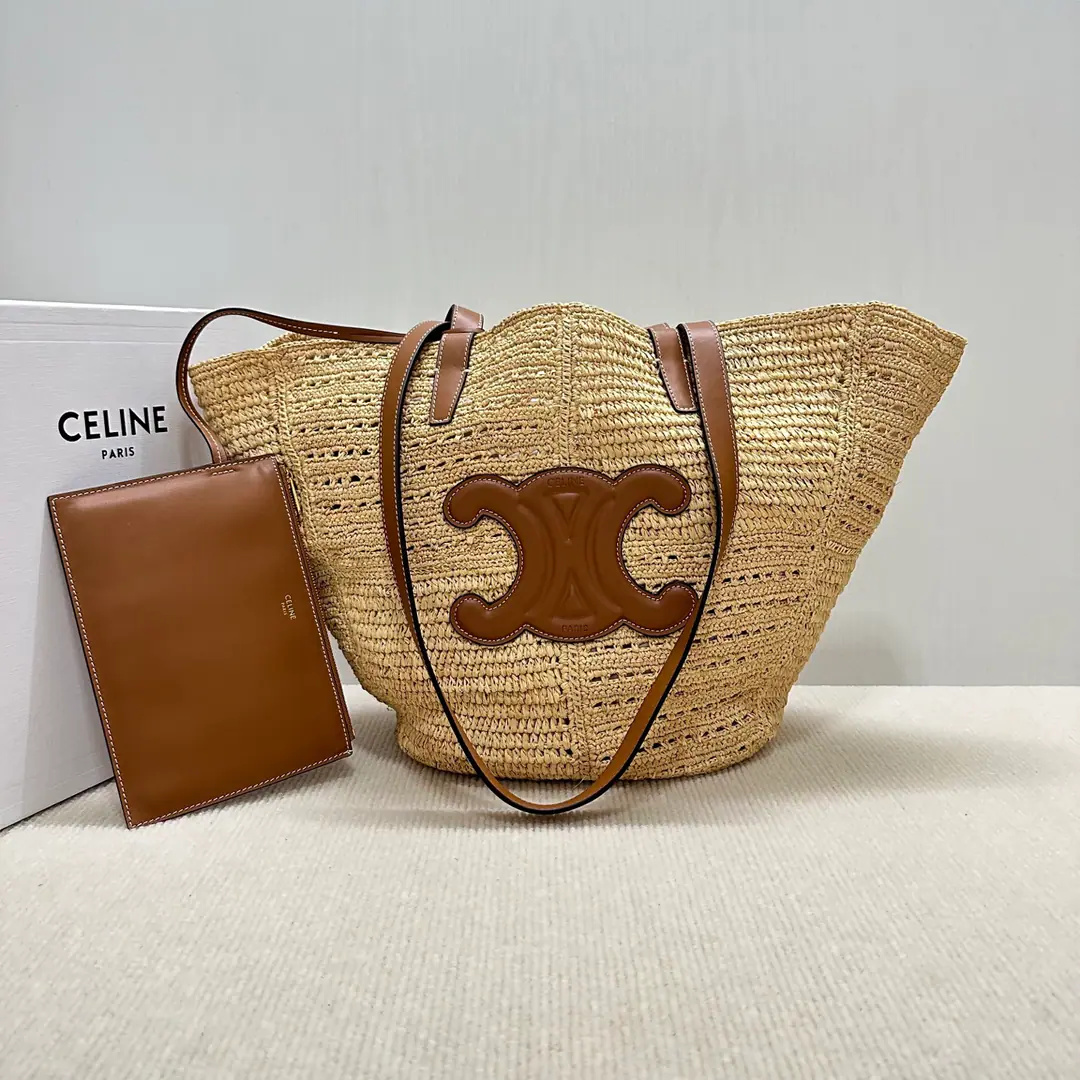 CELINE Natural plant materials and cattle leather series weedingTRIOMPHEClassic basket bag. Summer is a collection of grass.🌴🌴🌴 Natural grass weaver baskets.✨Each one is a pure manual one.🎁 CelineSummer of the girl.💃 A holiday wind of insufficient love. ～I like this special, leisure holiday.～The warm rice is as warm as the sand of the morning. 🌊It's a calm and sweet feeling.😊A wide and functional package with a stereo-based instrument. Smart blending advanced style～ Nice top.！And the pictures are really good.！ ‼️Notes: Handbags made manually, Every piece is unique.. The size and shape may differ slightly.. ​Natural plant materials, The cattle leather bag., No liner., Gold-faced., ♪ Shoulder ♪, 1Main partition., 1A insider can remove leather zippers pocket., Shoulder length.35cm Dimensions: 23.31.17cm Paragraph: 119682Weaving