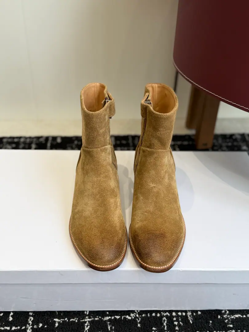 Requisition level Short boots. Celine Céline. 26ssAutumn and winter brand new. Bold Short boots. The season of Céline is a really good season. Like this boots are a real scooter. Focus on booting., Button design is unique.！ Fabulous.:Counter-featur./Head-decked cow skin. Uchi.:In the cow's skin. Otsumi!:Italy is a big-ass country. He's tall.:3CM Codes: 35-41（40, 41Custom）