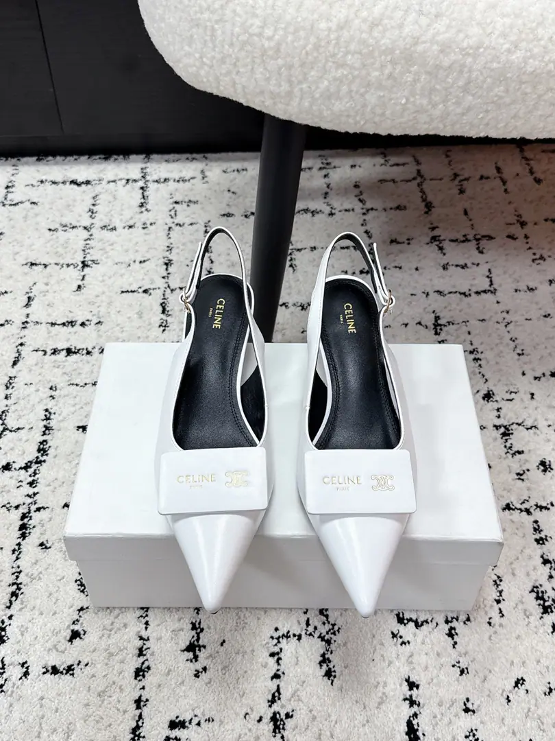 CELINECéline. 26/ss - Morning. Marker Tags Lu and the buttons. Siu High heels. CELINE- A little sheep-skinned cat heels., Black Point Head+Rear strapped design, French graceful and capable.. The metal on the shoe is so well-known., Full Details！The cat's on a date.3-5cm, It's a nice long leg., You can easily drive on a commuting date.. The skin is soft and delicate., But be careful with waterproofing.～A suit or dress., The city elite.orThe French feel relaxed. ✔️Fabulous.: Customize the skin ✔️Uchi.: Lamb skin. ✔️Shoes under the sole.: That's a big one. ✔️He's tall.: 3.5cm ✔️Size: #35-41 （40.41Make a reservation.）