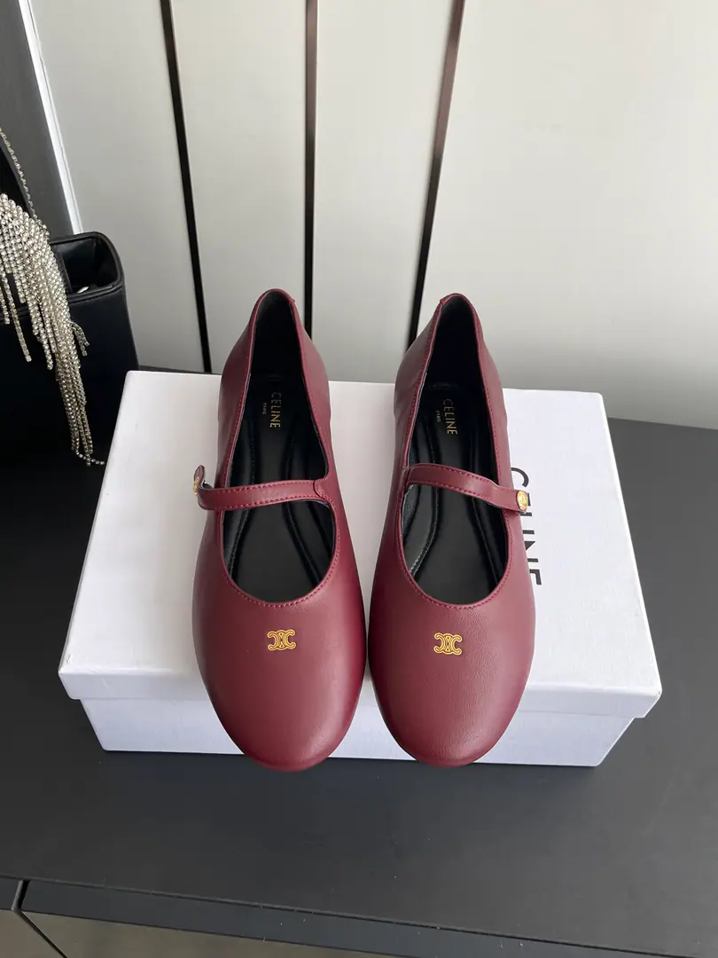 🏧𝗖𝗘𝗟𝗜𝗡𝗘 The new Céline is holding Mary Jane's shoes. The classic Mary Jane's Shoes., Round shoes with a sign-based revolving door button., It's a relic of the French.. The shoe line is easy and easy., Single-string designs combine a sense of precision with a sense of ease of elasticity., Whether it's with jeans or not,, Half-cloth or suit?, It's easy to fit in with daily commutes., I'm going to go on a date and I'm going to go on a different scene.. Shoes are fit for feet., The softness of the skin brings light and comfort to the dress., You can stay comfortable for a long time., It's not tired.. Multi-colorable Colour Scheme, Every one of them has its own attributes., I'll be in your daily closet., It's a low-key device that raises the overall compost.. Shoe.: Lamb skin. Uchi.: Lamb skin. Otsumi!: That's a big one. Codes: 35-40（40Make a reservation.）