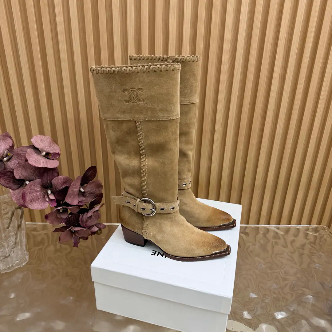 2026The cabinet is synchronized with the new money in autumn and winter. Celine｜Céline.26Autumn and new Pitchey. Bold West cowboy Martin boots.！ Top Version The upper foot is super handsome. It's super cool.！You're not so bad at all.. With jeans, you're a great guy.🔥It's definitely a single piece of fire this fall and winter.！ Material Skins for shoes./Bullskins. The insides are all sheep's skin. The original is really a big one. Size: 35-41 （40, 41, 42Custom）