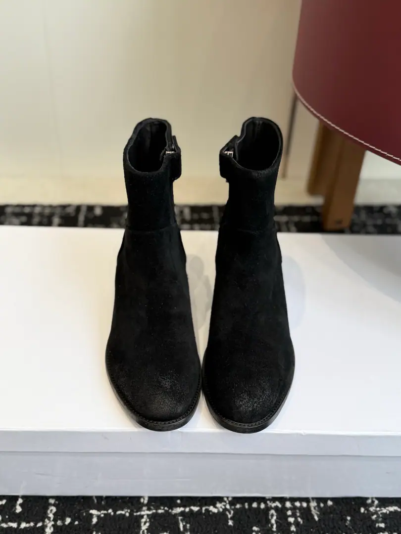 Requisition level Short boots. Celine Céline. 26ssAutumn and winter brand new. Bold Short boots. The season of Céline is a really good season. Like this boots are a real scooter. Focus on booting., Button design is unique.！ Fabulous.:Counter-featur./Head-decked cow skin. Uchi.:In the cow's skin. Otsumi!:Italy is a big-ass country. He's tall.:3CM Codes: 35-41（40, 41Custom）