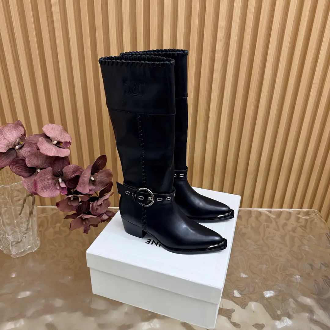 2026The cabinet is synchronized with the new money in autumn and winter. Celine｜Céline.26Autumn and new Pitchey. Bold West cowboy Martin boots.！ Top Version The upper foot is super handsome. It's super cool.！You're not so bad at all.. With jeans, you're a great guy.🔥It's definitely a single piece of fire this fall and winter.！ Material Skins for shoes./Bullskins. The insides are all sheep's skin. The original is really a big one. Size: 35-41 （40, 41, 42Custom）