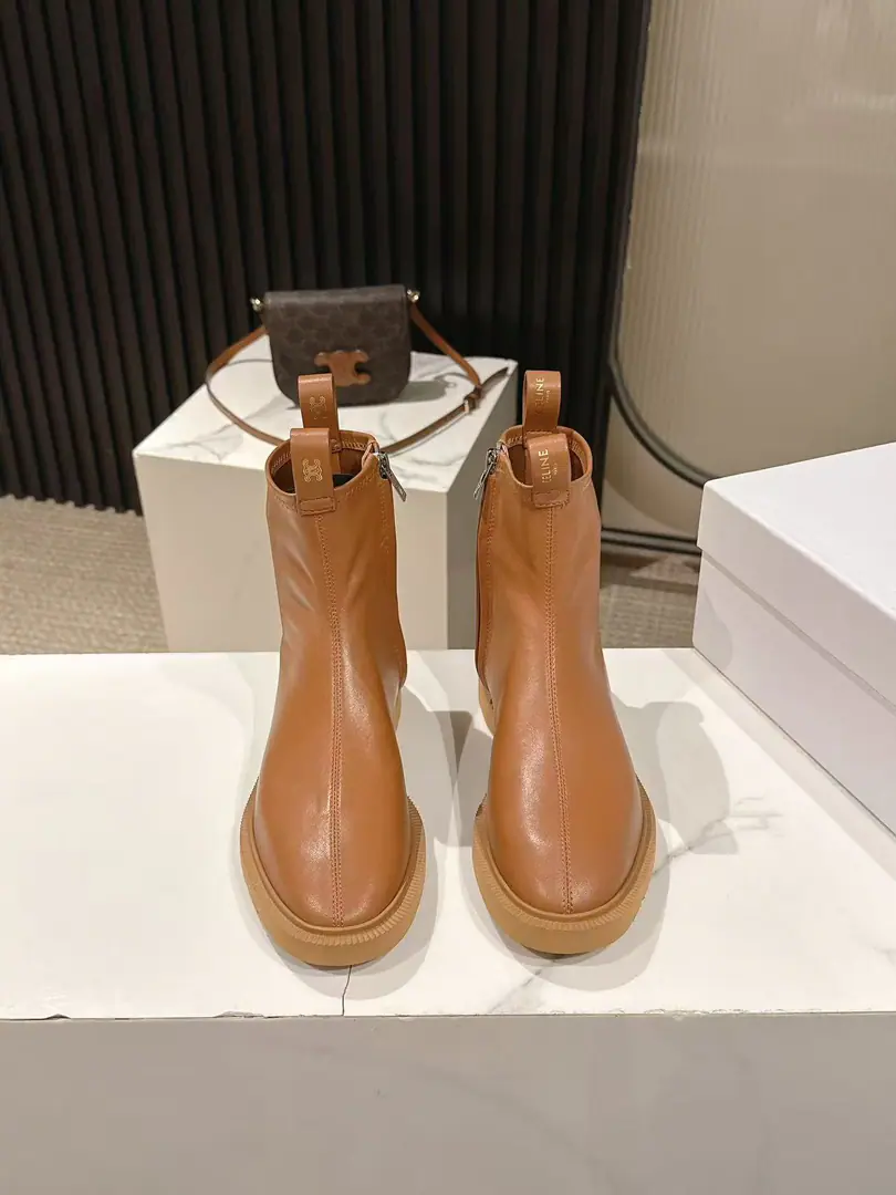 CELINESlim Tsingon's latest side-knuckle boots. A superstar, red grass. Jane's got a little boot-tocking boots on her head. The boots are in the middle of the line. Boots are high and ankles are fine. Modified calf lines Side metal zippers are easy to get through. Zipper. Back with the film hidden the metal from the swing door.logo Very simple and ancient French style No extra exaggeration The Lord's low profile and luxury. Back and back. To get a little bit of a lift off. I'll have my shoes on my face. I'm a sheep-skinner. Original model rubber sliderSize: 35-41（40 41No re-election.）