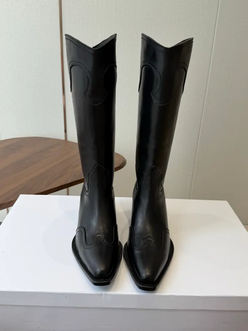 Leather.➕20Celine Céline. 26ssAutumn and winter brand new. The ancients are rough. Chelsea. Pointhead Boots. High boots. Knight's boots. The season of Céline is a really good season. Like this boots are a real scooter. Focus on booting. No leg-scree. The upper leg second becomes the length of the leg., It's a super thin and a lot of stuff.！That's a hell of a thing. Shoe.: Original import, leather/Importing cow skin Uchi.: Import of sheep skin Otsumi!: The original is really a big one. Size: #35-42（40, 41, 42Do it.）