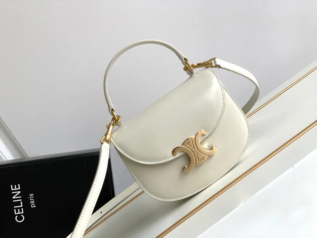 CELINE-23The new early spring. Mini BesaceGlossy cattle leather squirt bag LISASame paragraph🎁♪ The gyro-poo ♪⚪️miniA saddlebag. A soft white leather mix with a classic swing door lock. ◽️The ancients are so fine. It's a big stylish thing. ◽️The square design of the circle arcs and caps are more a young, cute, cute look and fall in love.～ ◽️Multiple backsliding.～One shoulder slant handheld.～Collapseable📱 ◽️Cowskin.+In the sheep's skin.+All steel rotor door metal buttons Dimensions: 15.5X11.5X5CM Model: 110412
