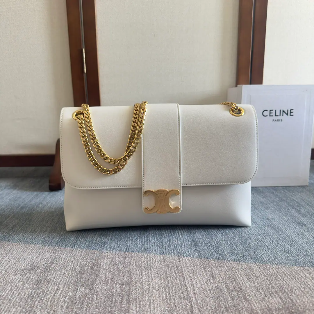 CELIN_E 2024🆕｜VICTOIREBig, soft-ass leather bag. CELINEFinally, a single shoulder-slashed bag.👏 Celine SU24Newest Style-Victoire VictorieIt means victory. And there's a sense of triumph.✌ Long-lost chain of rings. There's so many stars.～ A high-level natural grain skin. The pellets of the upper sense and the soft hands. The chains used to cut the comforts of the triangle. min And the jewels are super bright.✨ Cow leather., In the leather line., Silver face., ♪ Slanting and shouldering ♪, All SteelTRIOMPHEPress button cut., 2Main partition., 1A flat pocket on the inside., 1A central zipper pocket inside., Whole steel metal slider. Dimensions: 32X 21X 11centimetres Paragraph118222