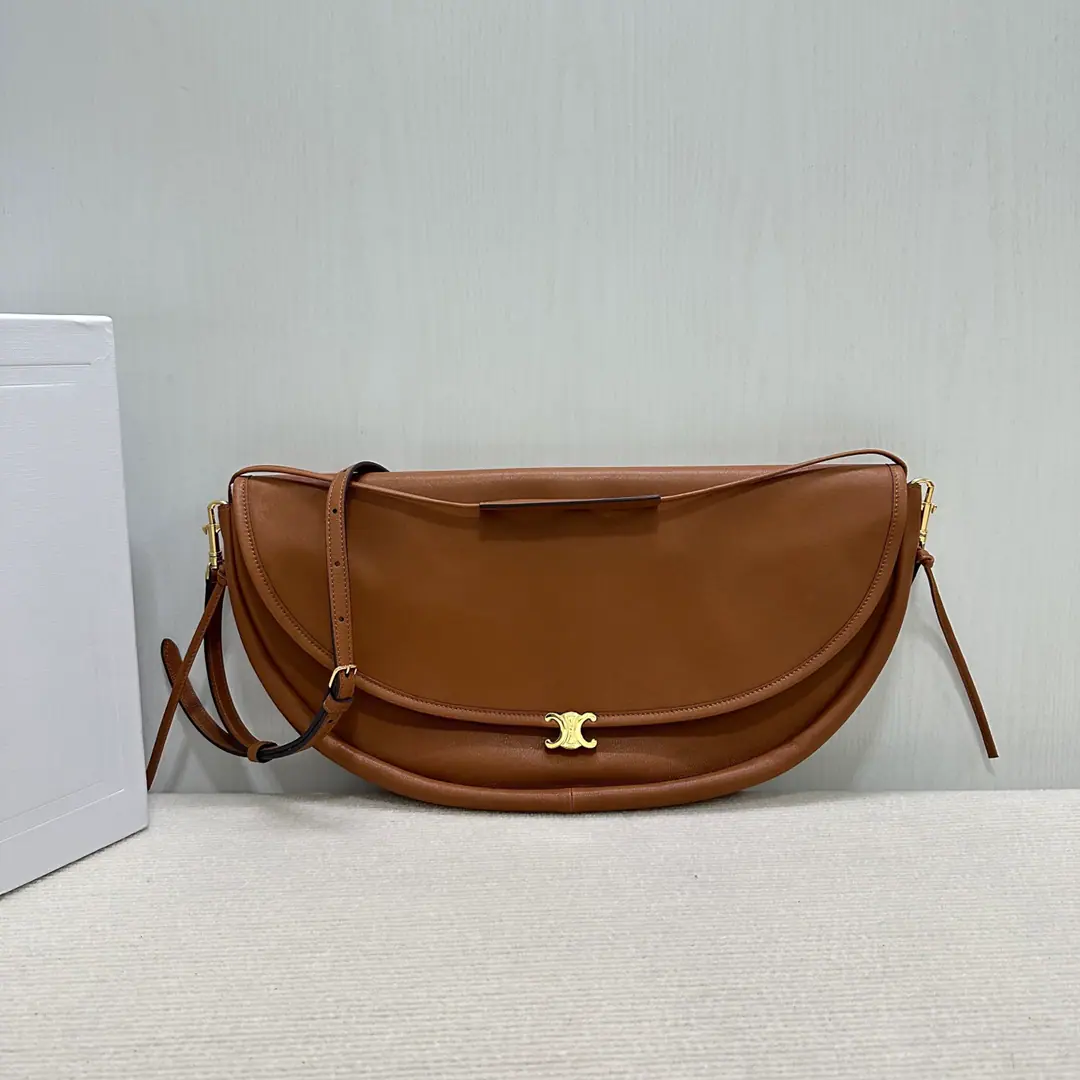 Celine Halfmoon Half a moon bag.🛍️ The new series is based on soft and bright sheep leather., Combining round lines with stereo clipping, Emphasis on the duality of functions and shape. MarkerTriompheMagnetic buttons are micromed., I'm going to be more internalized.. Two packages.——FlipBesace& ArcHalf Moon, Both shoulder and slash., Reconciling the daily with the urban multi-scenario needs, Construct a daily French style contour between light and practical. Soft TriompheIn the material., Fine process-to-scale processing, - Yes.CELINEThe aesthetic philosophy of building power in silence. From low-key to fine metal detail, It's not just a modern interpretation of brand classics., Yeah.Michael RiderNew book on contemporary female bag language✅ Paragraph: 124142 Colours: Light brown brown. Dimensions: 46x19x10cm （Prefixed packaging）