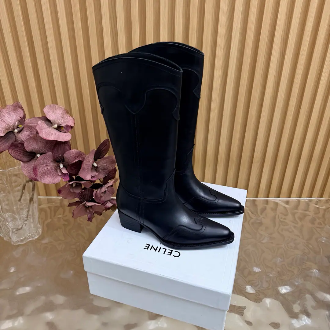 2026The cabinet is synchronized with the new money in autumn and winter. Celine｜Céline.26Autumn and new Pitchey. Bold West cowboy Martin boots.！ Top Version Niu Kyung. Bullskins. The upper foot is super handsome. It's super cool.！You're not so bad at all.. With jeans, you're a great guy.🔥It's definitely a single piece of fire this fall and winter.！ Material Skins for shoes./Bullskins. The insides are all sheep's skin. The original is really a big one. Size: 35-41 （40, 41, 42Custom）