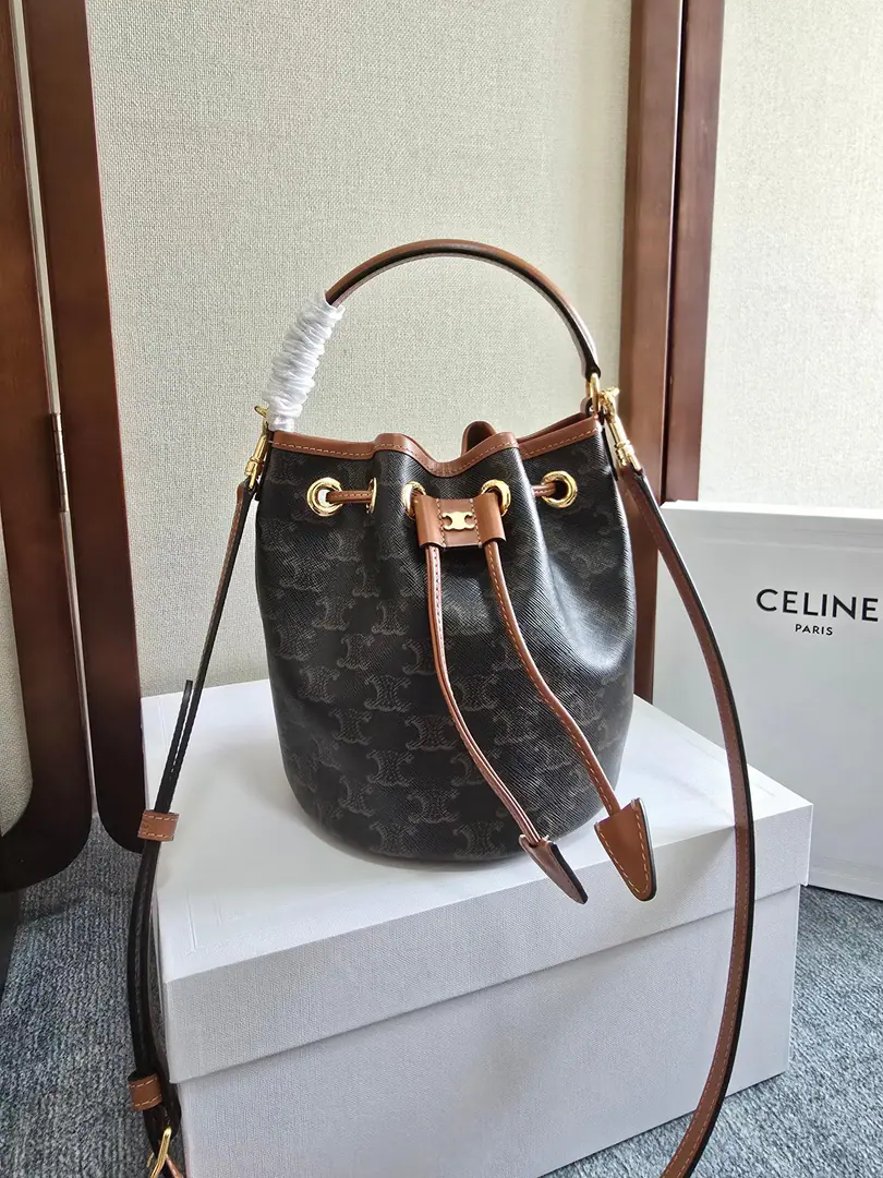 New items online.🅰️🅰️ CE Blast-drawn bucket bag.！ CE New little bucket.CLARA. Overcapacity Piping-out design And hands on the handle., Classic, stone-brown gyrogate stamp. It's a little bit of a wear-down., The fabric line. Gold-faced. 🉑️Handheld 🉑️♪ Shoulder ♪ 🉑️Slash ！This new bucket bag is a whole lot of practical commuters.❇️ Paragraph: 121672 Dimensions: 16x19x16cm（Prefixed packaging）