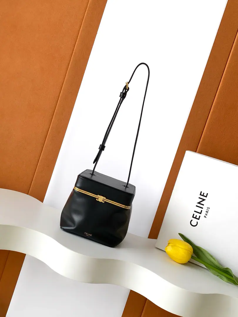 2026Spring and summer seriesTRIOMPHE FRAMEThe latest treasure.“Smash the box.👜”Black cow skin., The skin line., TRIOMPHEMetal all-skinned hardware locks., Full package！ Search the number.: 124232 size: 12.5*12.5*12.5