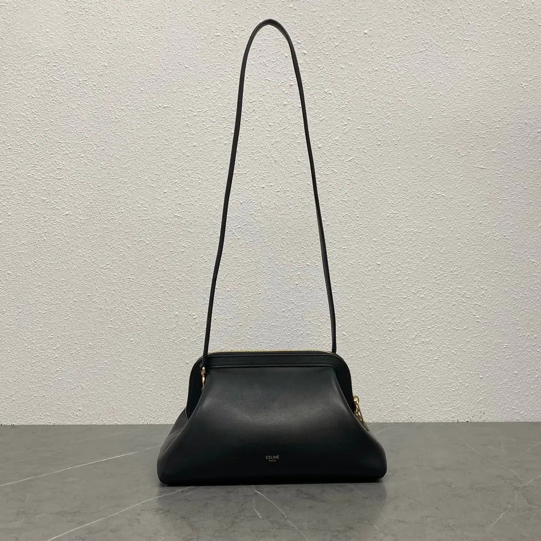 New items online.🅰️🅰️Ce DoctorSmall！ The bag flowed without any extra lines, The mute skin is a gentle cure.！ Metal locks, low profile., The inner layer is full of utility. The strap is a fine dinner handbag., Put your shoulder belt on and change into a daily commuter bag. It's Jane's big bag.[Laughing.R] The one with the body that's soft and unbreakable. ♪ And bring back the ancient gloom ♪～ No. It fits all seasons., ♪ And look never out of date ♪！ Paragraph: L10603 Colours: Black Dimensions: 27.5x15x14cm