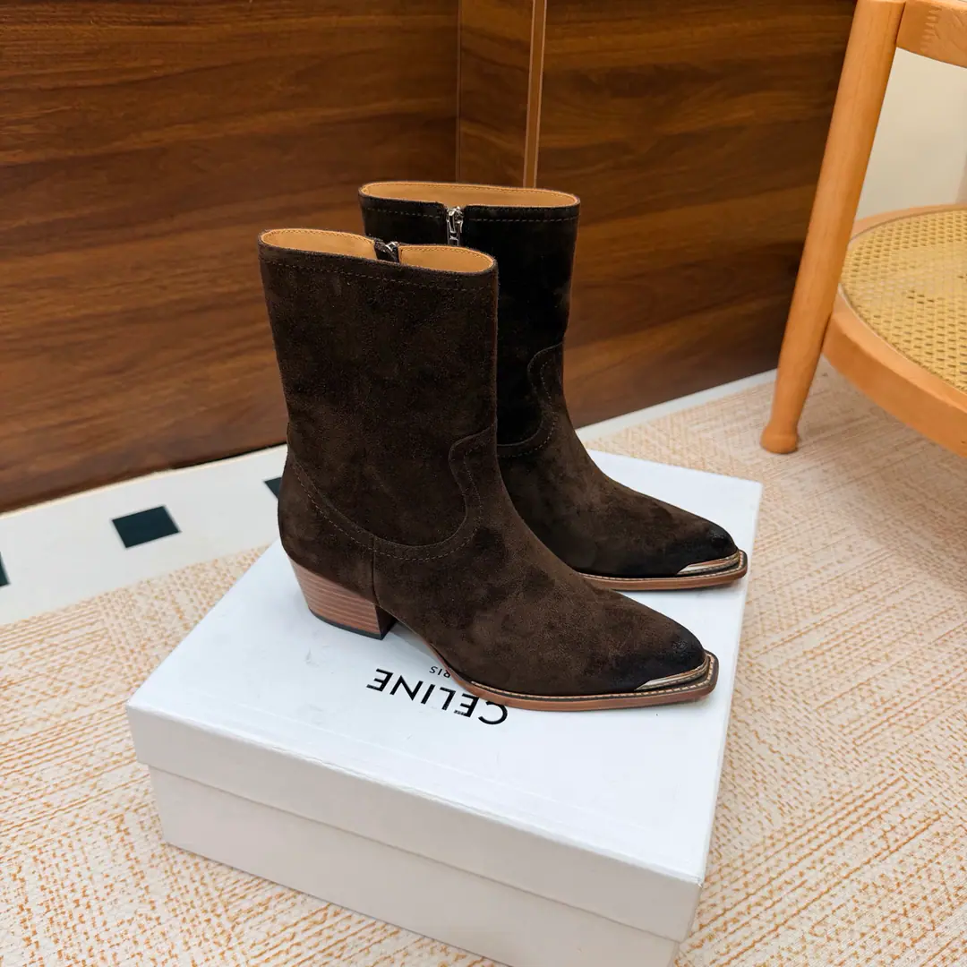 2026The cabinet is synchronized with the new money in autumn and winter. Celine｜Céline.26Autumn and new Pitchey. Bold West cowboy Martin boots.！ Top Version⚠️Niu Kyung. Bullskins. The upper foot is super handsome. It's super cool.！You're not so bad at all.. With jeans, you're a great guy.🔥It's definitely a single piece of fire this fall and winter.！ Material Skins for shoes./Bullskins. The insides are all sheep's skin. The original is really a big one. Size: 35-41 （40, 41, 42Custom）