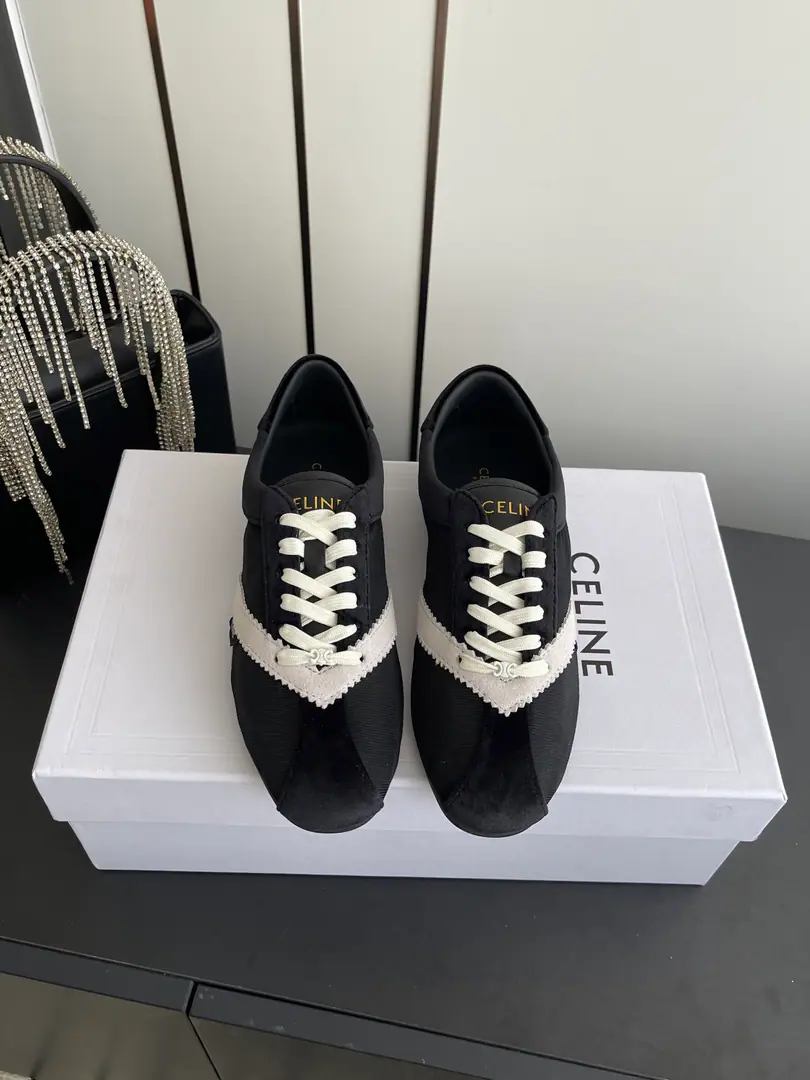 🏧𝗖𝗘𝗟𝗜𝗡𝗘The Celebrity Springs and Summers. - Tetsu. FLATDesigned from the ballet shoes. Unique combination of color and material It's a resonance. The shoe has a face.VFont Spelling Design Shoes belts with a door to wash the swing door.logo Even though the sneakers are flat-ground structures, ♪ Through soft rubber outside ♪ Still a little comfortable and light. Sluice-coated fabrics on the shoe face The original model of the rubber floor. Codes: 35-41 [40.41Do it.]