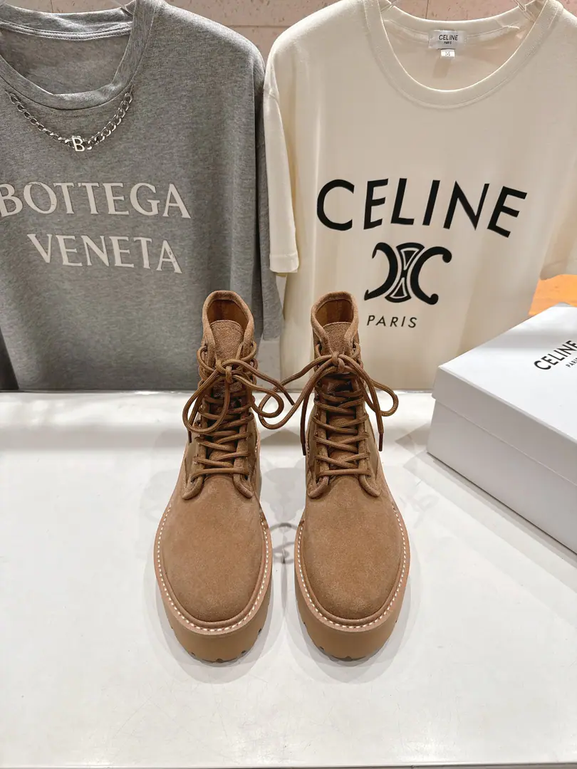 🏧𝗖𝗘𝗟𝗜𝗡𝗘Céline's new resonance with thick, short and medium boots Martin boots and knight boots.. The Red Bang is coming.！The big reds are the first to experience., CelineRedinsThe Herb-breeding God., It's a very retrograde wind., The aerobics are perfect., Design style is very new., It's very high-class and very comfortable..Original 1-to-one.！Absolute monopolistic practice！ ✔Fabulous.: High-wild-blowed cow revels. ✔Uchi.: Bullskins. High-end atmosphere ✔Otsumi!: Original version to open ✔Size: 35-40 [40.41.42Do it.]