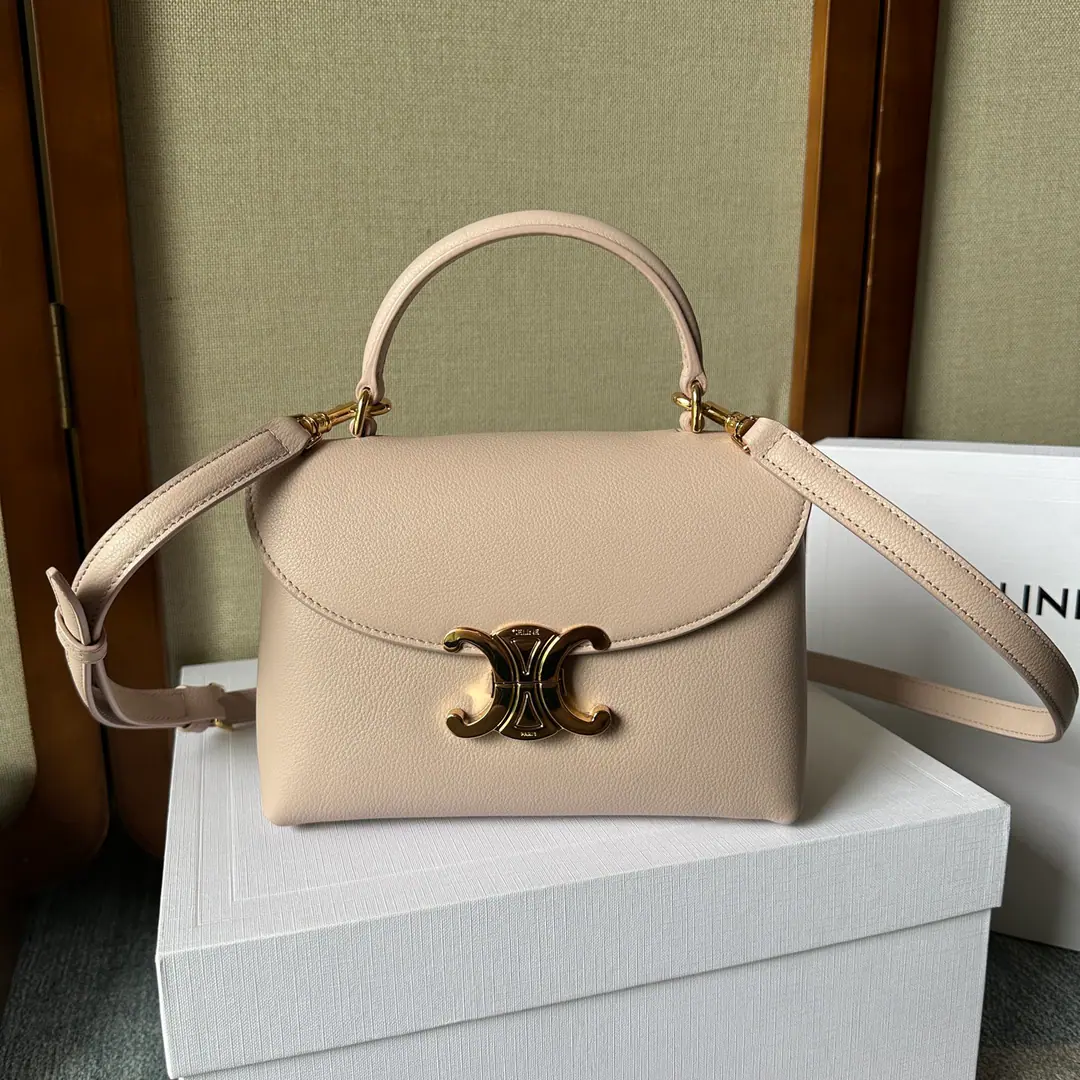 New items online.🅰️CEThe Triad Gate.kellyHandbag.👜 New swing door bag collection. It's all about the high sense of excellence.！ A simple contours. ♪ For a steady black ♪ A low-key brown classic of old flowers. Wait.…It's all about the incredible quality of the world.❤️ kellyThe classic line is simple and generous. No extra decoration. It's all about beauty.🫶🏻 Paragraph: 118113 Dimensions: 20.5x13x8（Prefixed packaging）