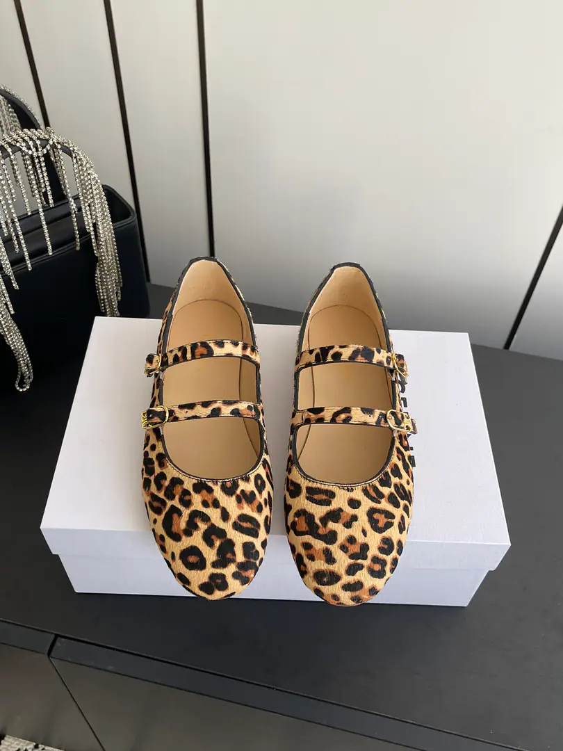 🏧𝗖𝗘𝗟𝗜𝗡𝗘Céline's newest. Les One pair of shoes with Mary Jane. Top Series Mary Jane's shoes are simple and comfortable., Clean., Increase your legs., It's either single or with broad legs., High Street and the ancients. Let's do it together.CELINEGirls Shoe.: Leopard horse hair./Bullskins. Uchi.: In the sheep's skin. Otsumi!: - That's a real shoe. Codes: 35-41 [40.41Do it.]