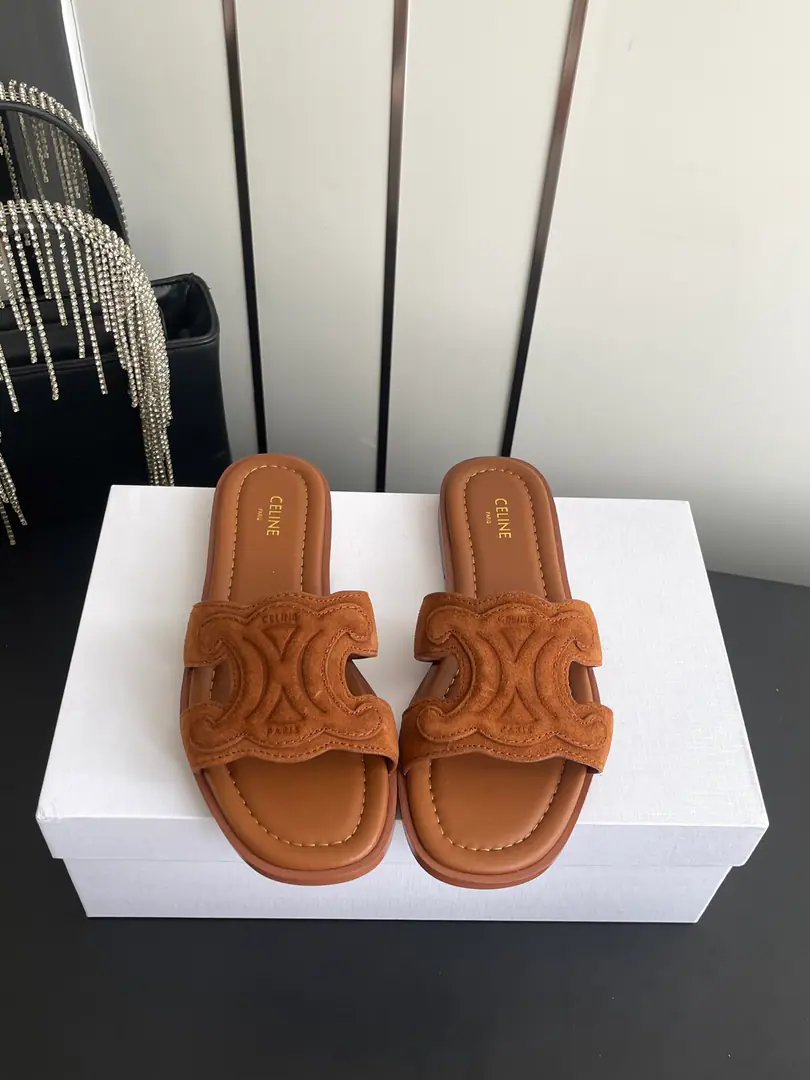 🏧𝗖𝗘𝗟𝗜𝗡𝗘The new Céline. Top Quality The Triad door is a drag. Shoes on the face of a goat. The inside of the cow. The original is really a big one. Codes35-41（40 41Make a reservation.）