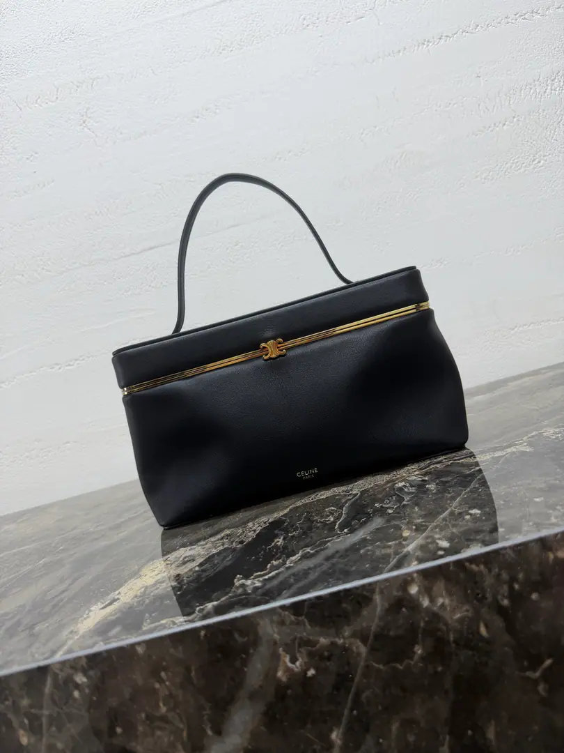 Special steel RECTANGLEHandbag. All steel hardware. The cow skin is in the skin of the sheep. Gold-faced. Handheld, Hand. TRIOMEMetal-based sensitivity locks 1Main partition. 1A interior comb. 1A handker., Length（10centimetres） Dimensions: （24.5 X 14 X 6centimetres） Numbering: 123702