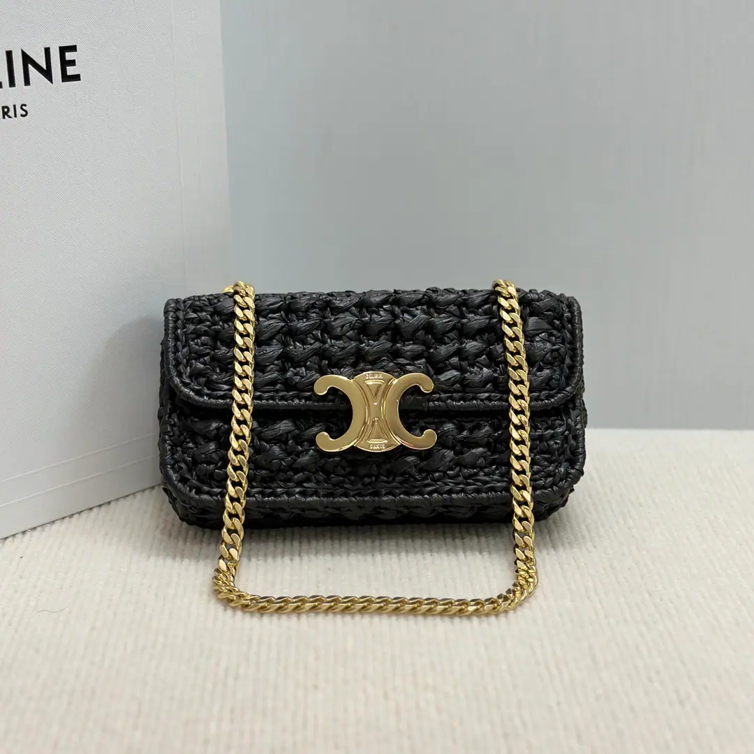 CELIN-E23Summer limit👒TRIOMPHE Plant knitting of chain handbags OOTD｜Love at first sight.deSummer atmosphere. Celine Plein Soleil＃Weaving bags＃Put the armpit in your bag. Even the urban Queen who walks in Mordor. One second to the French Pass.mode Plant materials+Artisanal knitting+The knobs.+The chain shoulder. Dimensions: 20.5x10.5x4cm Model: 112252Kersio （Prefixed packaging）