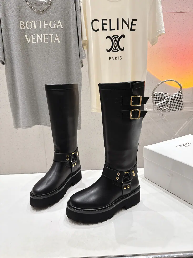 🏧𝗖𝗘𝗟𝗜𝗡𝗘/Céline. Autumn and winter are so handsome, with boots and boots and knight boots. The ancient Janey is a fashionable man. The upper feet are so cozy.！Low profile short-forms, It's a super-cool look with a little retro., I'm a little light on my feet., To create a variety of ways of wearing it. Import of waxed calf skin material in original version Uchi./The silk cow skins are chosen by the best. Original version to open+Real leather. Size35-42 [40.41.42Make a reservation.]
